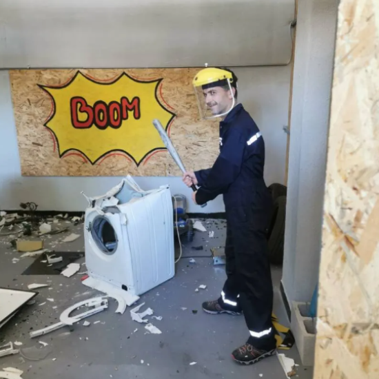 Размажете стреса с „Пакет премиум в Smash Room” в Пловдив от Makaroon Размажете стреса с „Пакет премиум в Smash Room” в Пловдив от Makaroon