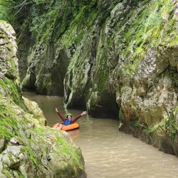 Водно забавление със "Спускане с гума по каньона на река Арда за един" 