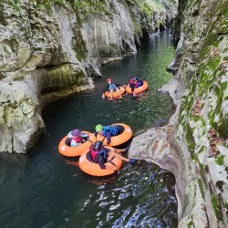 Водно забавление със "Спускане с гума по каньона на река Арда за двама души" 