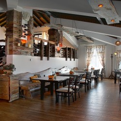 Wine tour and tasting of 7 wines in Starosel complex for three people