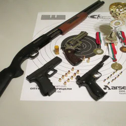 Стрелба за трима с различни видове оръжие