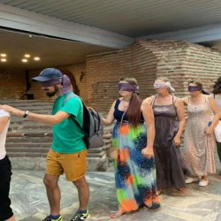 Нови усещания: Разходка из центъра на София със завързани очи за двама