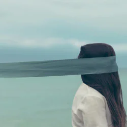 Нови усещания: Разходка из центъра на София със завързани очи