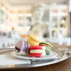 Френска наслада – дегустация на 2 вида макарони с шампанско в The RITZ Specialty Coffee - за двама