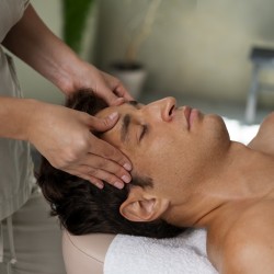 Achieve deep relaxation with a Balinese head massage Achieve deep relaxation with a Balinese head massage