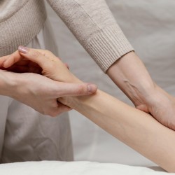 Relieve muscle tension and pain with a traditional Urat massage Relieve muscle tension and pain with a traditional Urat massage