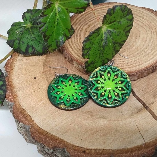 Впуснете се в едно креативно занимание с уъркшоп по Рисуване на бижута върху дървена основа за двама от Makaroon