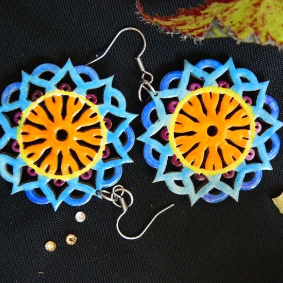 Впуснете се в едно креативно занимание с уъркшоп по Рисуване на бижута върху дървена основа за двама от Makaroon