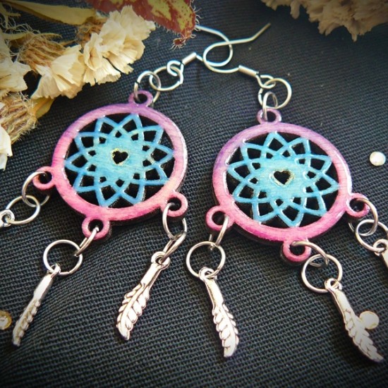 Впуснете се в едно креативно занимание с уъркшоп по Рисуване на бижута върху дървена основа за двама от Makaroon