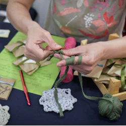 Разплетете стреса с „Плетене на една кука“ за двама души