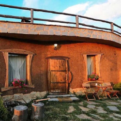 A romantic overnight stay for two in the "Zemlyanka" eco-house in Leshten