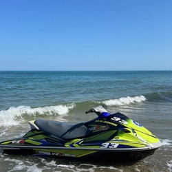 На гребена на вълната с Каране на джет за един или двама във Варна - 30 мин.