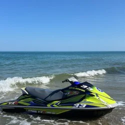 На гребена на вълната с Каране на джет за един или двама във Варна - 30 мин.