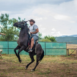 Конна езда сред природата близо до Банско