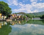 Насладете се на почивка сред природата с Нощувка за двама със закуска и разходка с водно колело в Waterside Spa Complex от Makaroon