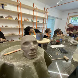 Вино и сграфито за двама – рисуване върху керамичен съд