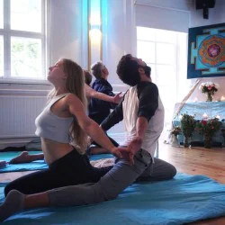 Романтична изненада с „Йога практика на свещи за двама“ Романтична изненада с „Йога практика на свещи за двама“