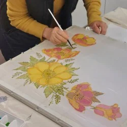 Рисуване върху копринен шал– арт ателие за творчески любители
