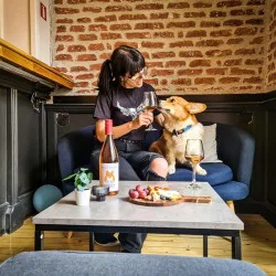 Вино и пица за двама в компанията на коргита