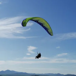 Полет с моторен делтапланер + видеозаснемане край Перник - 10 минути