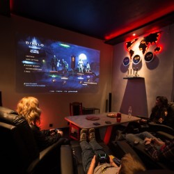 Играй с приятели в зала за гейминг, настолни игри и частно кино в София за четирима