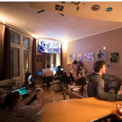 Играй с приятели в зала за гейминг, настолни игри и частно кино в София за двама