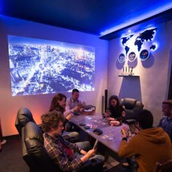 Играй с приятели в зала за гейминг, настолни игри и частно кино в София за трима