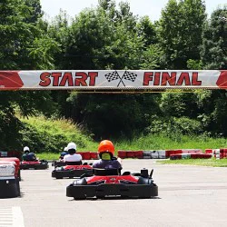 Картинг за един възрастен и дете до 14г. – предизвикателство и динамика на пистата