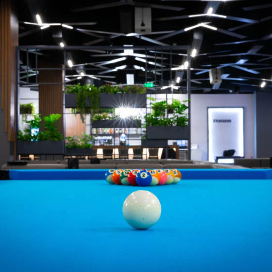 Have fun with friends with "Billiards for two + 2 soft drinks of your choice" from Makaroon
