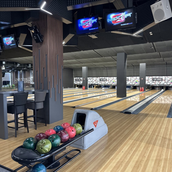 Make a strike with "Bowling for two with 2 cocktails" from Makaroon