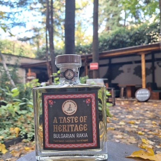 Изживяване за ценители - Златен билет за Музея на ракията с дегустации на 3 отлежали ракии + подарък от Makaroon