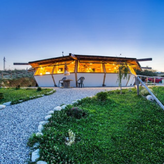 Complete holiday with "Overnight stay + rafting for two with breakfast and dinner in the eco-village of Debeli Dab" from Makaroon