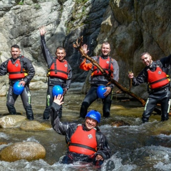 Подарете си ден, пълен с приключения с Рафтинг, каньонинг и въжен тролей на река Струма от Makaroon Подарете си ден, пълен с приключения с Рафтинг, каньонинг и въжен тролей на река Струма от Makaroon