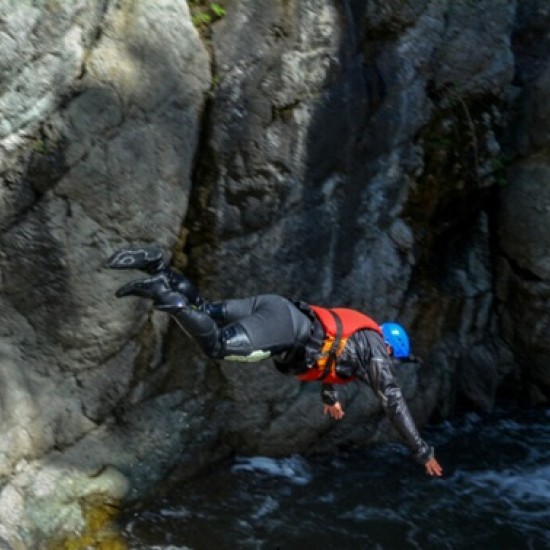 Подарете си ден, пълен с приключения с Рафтинг, каньонинг и въжен тролей на река Струма от Makaroon Подарете си ден, пълен с приключения с Рафтинг, каньонинг и въжен тролей на река Струма от Makaroon