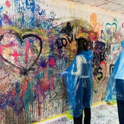 Екшън рисуване за двама – хаос, творчество и забава  Екшън рисуване за двама – хаос, творчество и забава