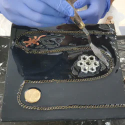 Създайте колаж с епоксидна смола и нестандартни елементи – монети, гайки, кламери Създайте колаж с епоксидна смола и нестандартни елементи – монети, гайки, кламери