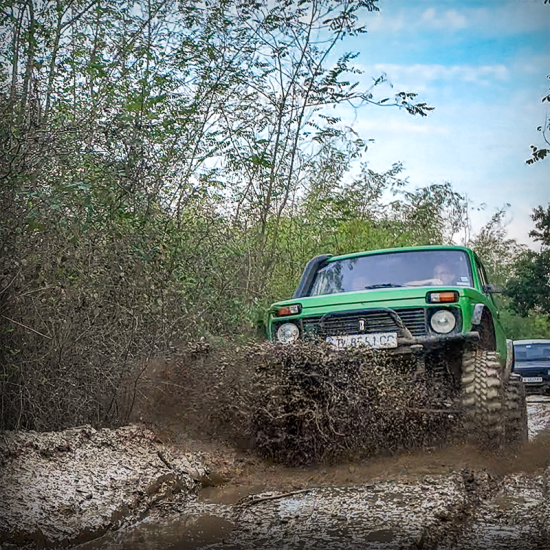 През гората с "OFF-ROAD шофиране за до двама на джип Лада в района на местност Боровец, Варна" от Makaroon