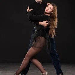 Индивидуален урок по салса или бачата с чаша вино в Пловдив 