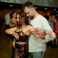 Индивидуален урок по салса или бачата с чаша вино в Пловдив - за двама Индивидуален урок по салса или бачата с чаша вино в Пловдив - за двама