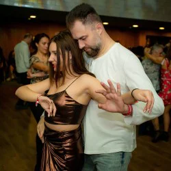 Индивидуален урок по салса или бачата за двама с чаша вино в Пловдив  Индивидуален урок по салса или бачата за двама с чаша вино в Пловдив