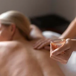 Енергиен Антистрес масаж с полускъпоценни камъни във Варна – душевен баланс и хармония 