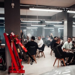 Игра на реалистичен автомобилен симулатор за двама в Пловдив – скорост и адреналин Игра на реалистичен автомобилен симулатор за двама в Пловдив – скорост и адреналин