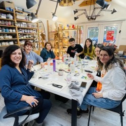 Творете в добра компания със „Стъкло и вино за трима"