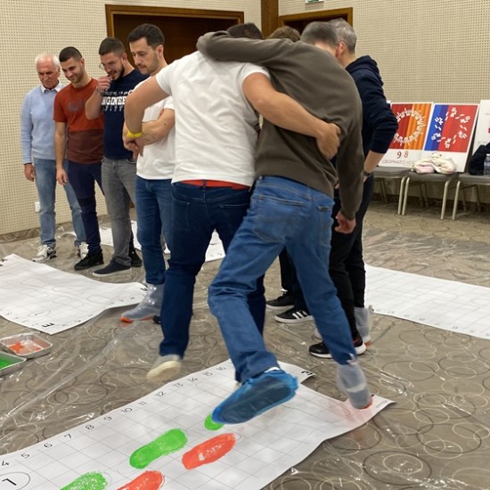 Танци, музика, изкуство и забава с „Нарисувай ми хоро“ от Makaroon