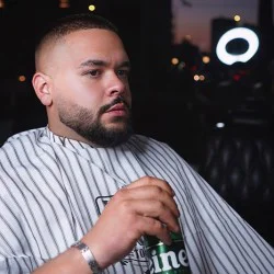 Подстрижка и чаша уиски с „Пакет мъжка грижа от Studio Blades” Подстрижка и чаша уиски с „Пакет мъжка грижа от Studio Blades”