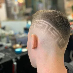 Подстрижка и чаша уиски с „Пакет мъжка грижа от Studio Blades” Подстрижка и чаша уиски с „Пакет мъжка грижа от Studio Blades”