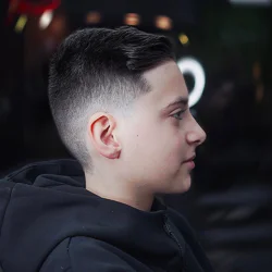 Две подстрижки и чаша уиски с „Пакет мъжка грижа от Studio Blades”