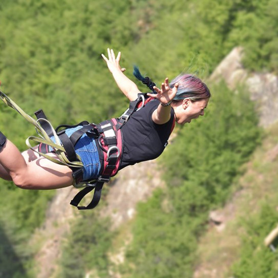 Скок с бънджи от балон и видеозаснемане край Правец от Макароон