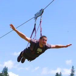 Свободно спускане по въже на алпийски тролей Zipline 400 в Чепеларе за двама