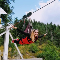Свободно спускане по въже на алпийски тролей Zipline 400 в Чепеларе Свободно спускане по въже на алпийски тролей Zipline 400 в Чепеларе